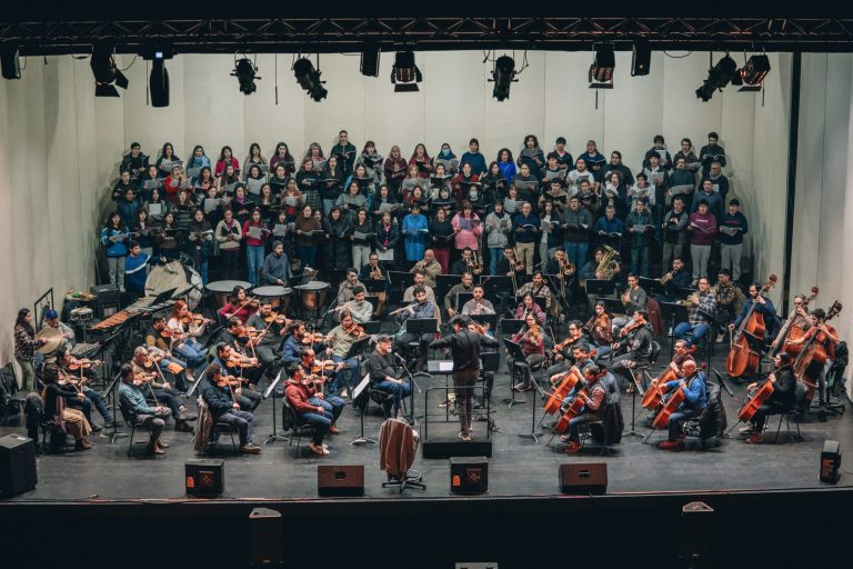 Con arduos ensayos, el Teatro Municipal de Temuco se prepara para recibir a más de mil personas en el concierto “Víctor Jara Sinfónico”