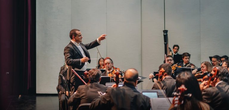 Repertorio chileno y homenaje a Gustavo Becerra dan vida al séptimo concierto de la Filarmónica de Temuco bajo la batuta del director invitado Pedro Pablo Prudencio