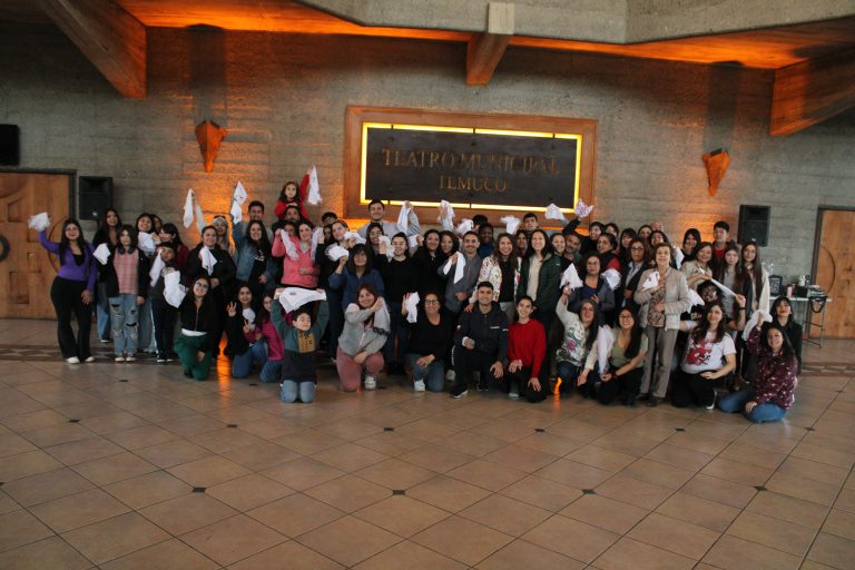 Taller de cueca en el Teatro Municipal de Temuco reunió a más de 400 participantes en su primera versión