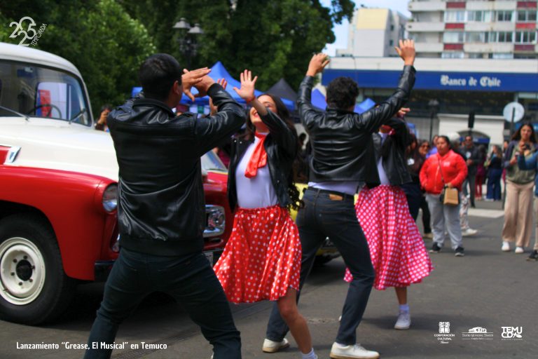 La Plaza Aníbal Pinto se llenó de la magia de los años 50 en el lanzamiento de GREASE, el musical que tendrá su estreno nacional en Temuco