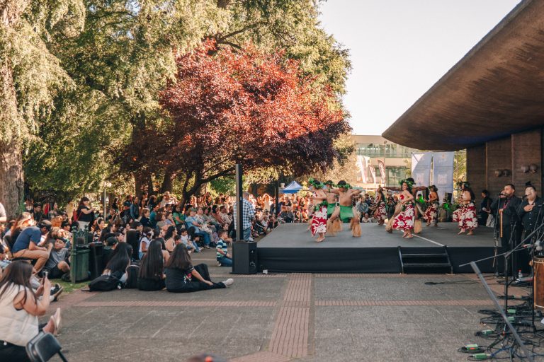Teatro Municipal de Temuco cerró el año junto a sus elencos estables en una jornada artística al aire libre que reunió a más de mil personas